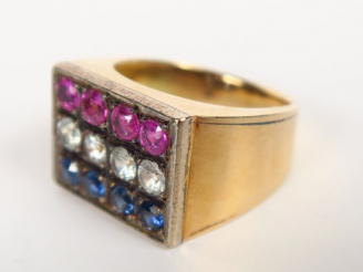 Vente aux enchères Bague de forme chevalière en or 14 carats sertie de petites pierres de