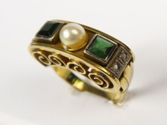 Vente aux enchères Bague en or 14 carats ornée d'une perle de culture, épaulée d'imitatio