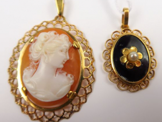 Vente aux enchères Camée monté en pendentif, monture en or jaune, et pendentif en or et o