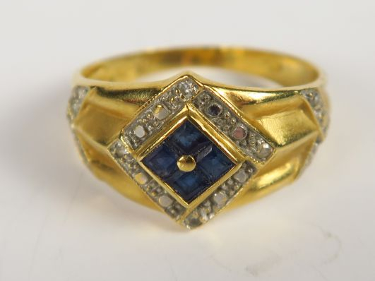 Bague en or, ornée de saphirs calibrés et de roses. Poids tel : 2,98 g