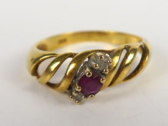 Vente aux enchères Bague en or ajourée sertie d'un rubis, et de deux petits diamants. Poi