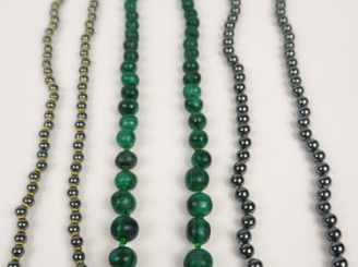 Vente aux enchères Trois colliers fantaisie, dont un en perles de malachite