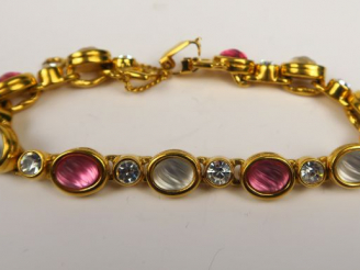 Vente aux enchères Bracelet fantaisie en métal doré, verre de couleur et imitation de dia