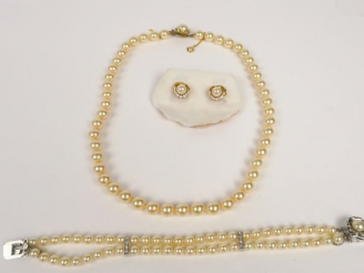 Vente aux enchères Collier, bracelet deux rangs et paire de boucles d'oreilles en perles 