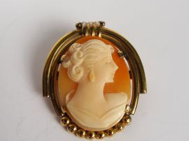 Vente aux enchères Camée sur coquillage, monture en plaqué or