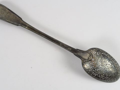 Cuillère à olives en argent XVIIIe. Poids : 150 g