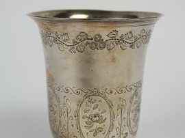Vente aux enchères Timbale tulipe en argent,  poinçon au coq, à décor gravé de fleurs et 