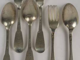 Vente aux enchères Suite de 2 paires et paire de couverts XVIIIe en argent. Poids des 6 p