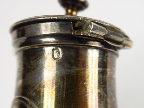 Petite verseuse en argent, manche ébène, poinçon Vieillard.  257 g