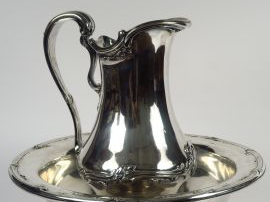 Vente aux enchères Broc et son bassin de style Louis XV en argent, poinçon Minerve, à déc