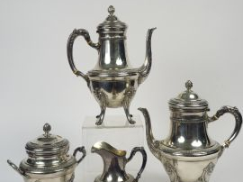 Vente aux enchères Service à café et à thé quatre pièces de style Louis XV en argent, poi