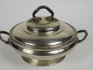 Vente aux enchères Légumier de style Louis XVI en argent, poinçon Minerve, attaches des a