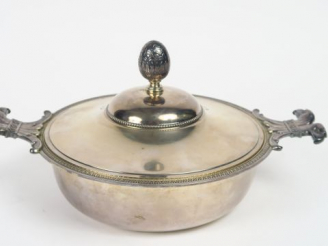 Vente aux enchères Légumier de style Empire en argent, poinçon Minerve, les anses en form