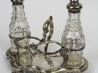 Vente aux enchères Porte condiments anglais de style Rocaille en argent, deux flacons en 