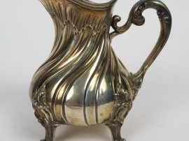 Vente aux enchères 	Pot à lait de style rocaille en argent, poinçon Minerve, décor de côt