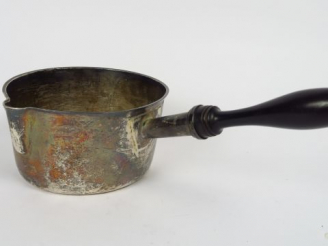 Vente aux enchères 	Casserole en argent, poinçon Minerve, monogrammée, manche ébène.   	 
