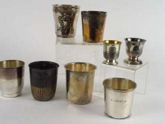 Vente aux enchères Quatre timbales en argent Deux coquetiers en argent, poinçon Minerve. 