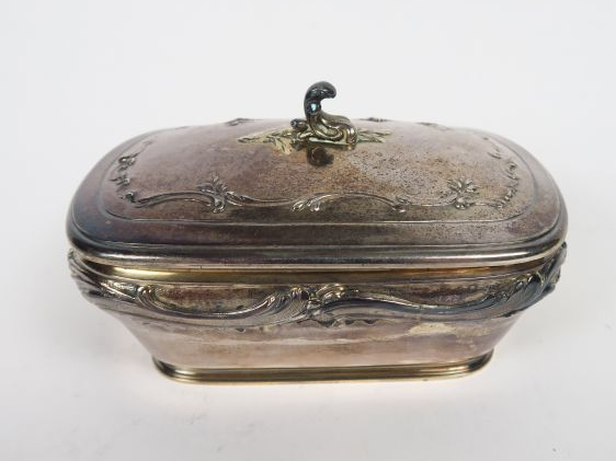 Boite de style Louis XV en argent, poinçon Minerve.   	Poids : 350 gr