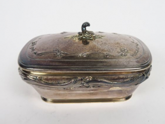 Vente aux enchères Boite de style Louis XV en argent, poinçon Minerve.   	Poids : 350 gr