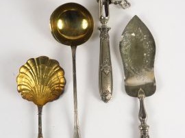 Vente aux enchères Louche en métal argenté  	Louche à crème de style Louis XVI en argent 