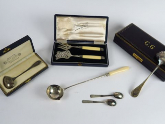 Vente aux enchères Louche à punch en argent, poinçon Minerve et ivoire  	Quatre différent