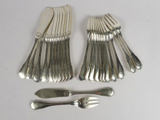 Vente aux enchères Couverts à poisson en argent (titre 800).  	Poids : 1.2 kg