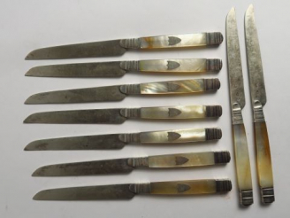 Vente aux enchères Suite de neuf couteaux à fruits manche en nacre orné d'un cartouche, l