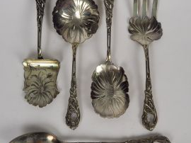 Vente aux enchères Quatre pièces de service à douceurs de style Art Nouveau, en argent, p