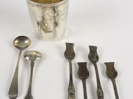 Vente aux enchères Timbale en argent, 4 cuillères à sel de style Rocaille, 2 cuillères à 