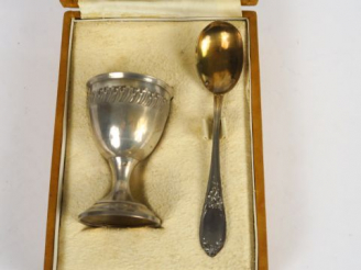 Vente aux enchères Dans son écrin, coquetier et cuillère en argent, poinçon Minerve