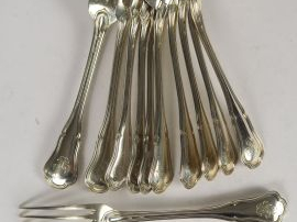 Vente aux enchères 6 couverts en argent, modèle au filet, violonné et monogrammé. Poids :