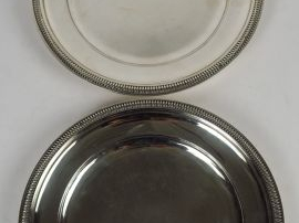 Vente aux enchères Paire de plats ronds, en argent, poinçon Minerve, à décor de godrons. 