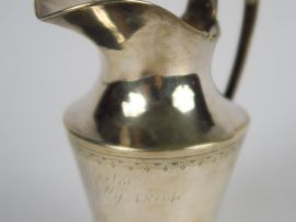 Vente aux enchères Verseuse en argent gravée d'un prix et datée 1804. Poids : 112 g