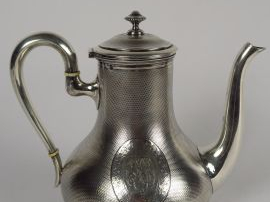 Vente aux enchères ODIOT. Théière en argent, à décor guilloché et monogrammé dans un cart