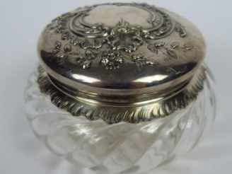Vente aux enchères 	Bonbonnière en cristal et argent, poinçon Minerve, décor de rocailles