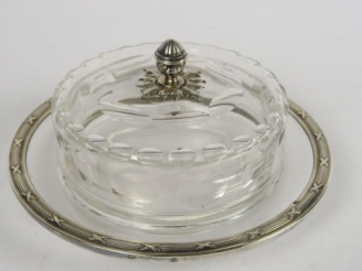 Vente aux enchères Beurrier en cristal et argent (égrenure au cristal, mariage de raison