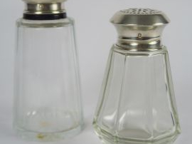 Vente aux enchères Deux différentes saupoudreuses en argent et cristal