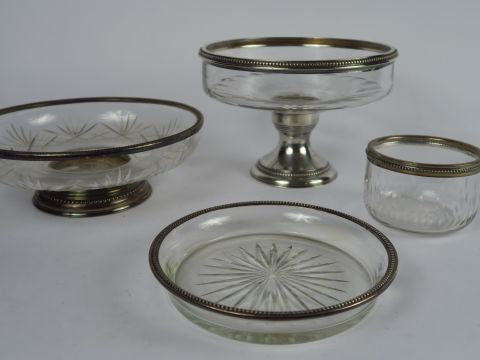 Ensemble en cristal cerclé d'argent comprenant une coupe sur pied, une