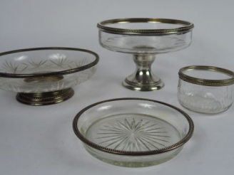 Vente aux enchères Ensemble en cristal cerclé d'argent comprenant une coupe sur pied, une