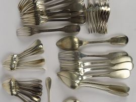 Vente aux enchères Différentes parties de ménagères en métal argenté, cuillères, fourchet