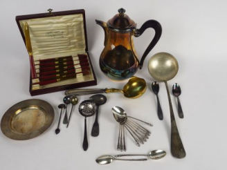 Vente aux enchères Lot de métal argenté comprenant : 12 cuillères à café, cuillère à sauc