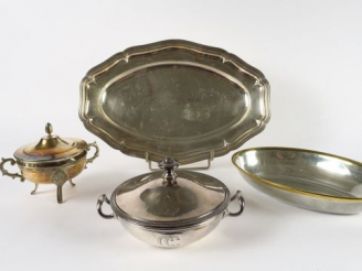 Vente aux enchères Plat ovale de style Louis XV en métal argenté.  	Sucrier tripode de st