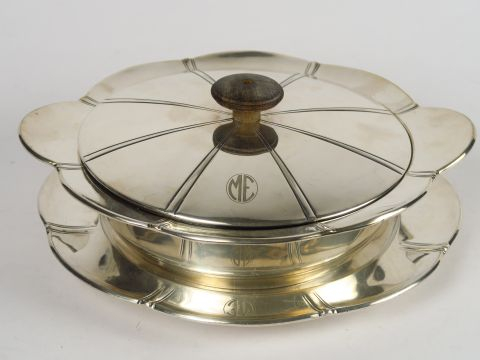 GALLIA. Légumier et son présentoir Art Déco en métal argenté. Monogram