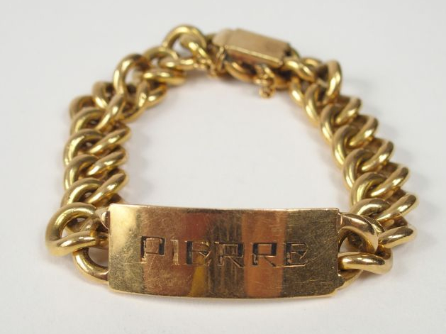 Gourmette en or jaune gravée Pierre. Fermoir à cliquet et chaînette. P