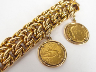 Vente aux enchères Bracelet en or jaune, maille tressée en or jaune ornée de 3 pièces d'o