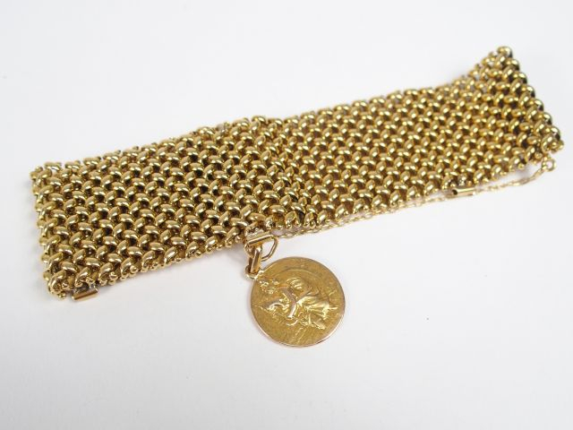 Bracelet large en or jaune, mailles en forme de croix, orné d'une méda