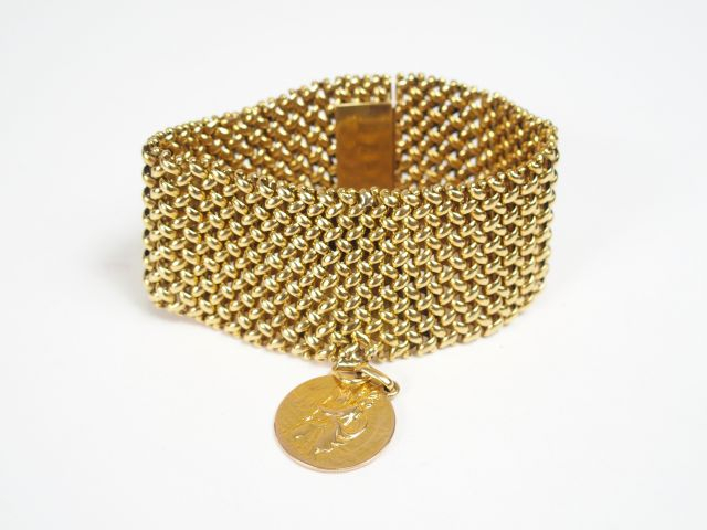 Bracelet large en or jaune, mailles en forme de croix, orné d'une méda