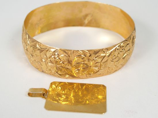 Bracelet en or jaune gravé. On y joint un pendentif en or jaune. Poids
