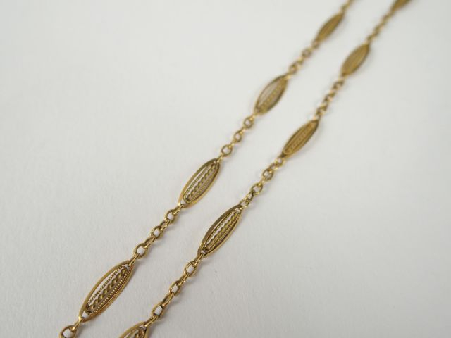 Collier en or jaune, décor filigranné. 45cm Poids: 6,6gr