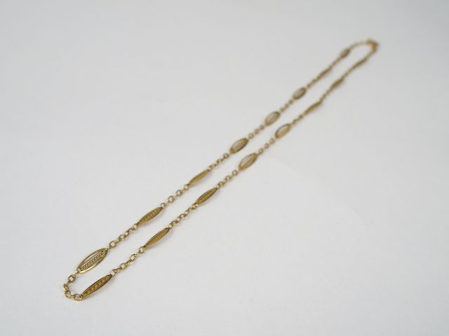 Collier en or jaune, décor filigranné. 45cm Poids: 6,6gr